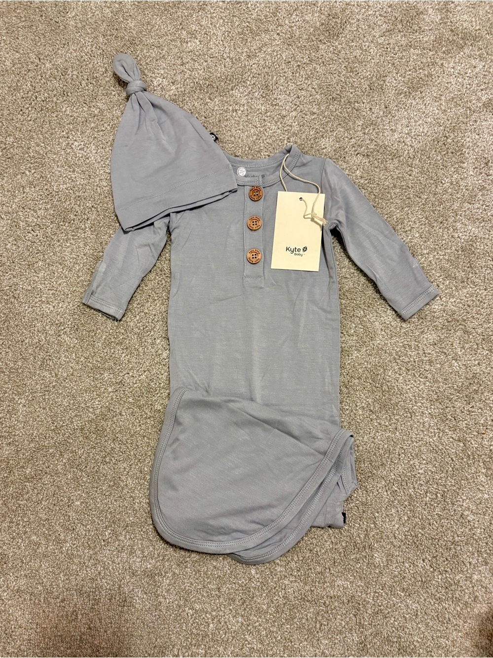 Kyte BABY Light Gray Long-Sleeve Gown with Knot Hat